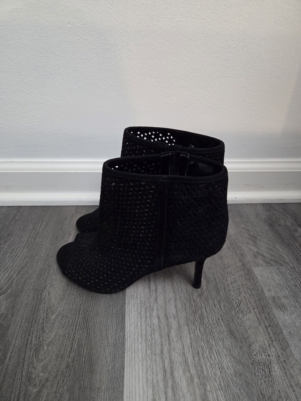Nine West Glyn Leather Women's  7.5M Black Heels Peep Toe Open Weave Suede